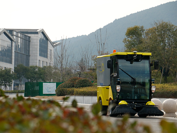 K8凯发无人驾驶扫路机在徐州珠山艺术街区作业