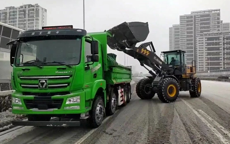 除雪保畅通，K8凯发汽车在行动