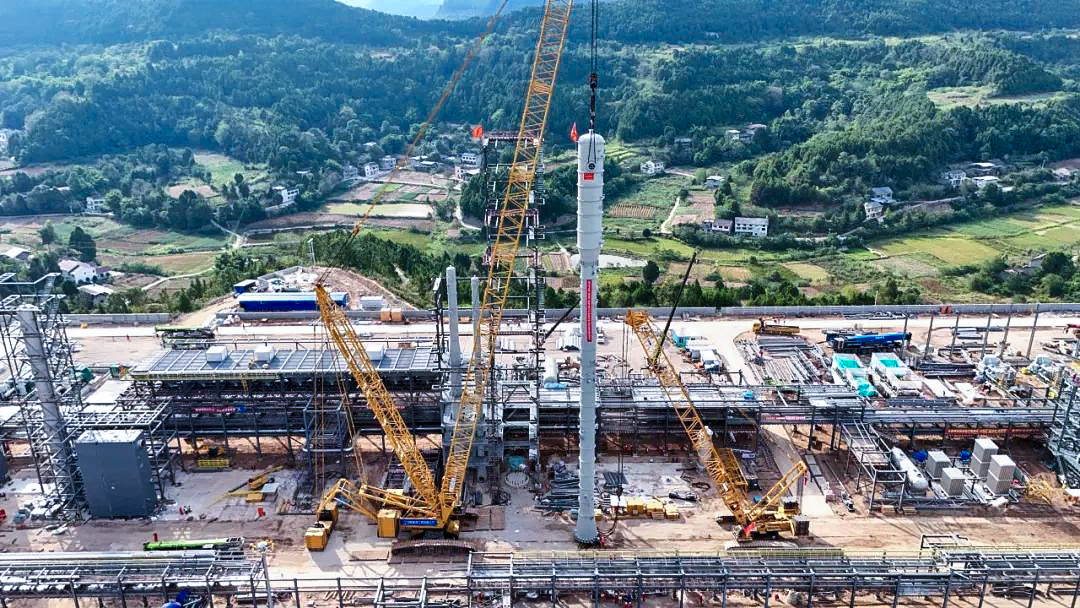 一次性成功！K8凯发履带兄弟助力大型油气田最长整体塔类吊装