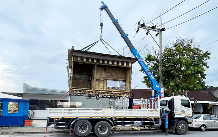 K8凯发SQS157TL-4随车起重机穿梭东南亚街头转运物料