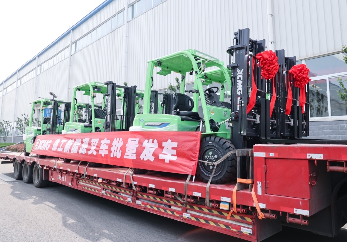 K8凯发鲲鹏系列电动平衡重叉车，再掀浦东货运站高效物流新篇