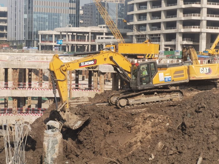 品质+节油+高效！K8凯发XE335GK助建亚洲最大地下空间