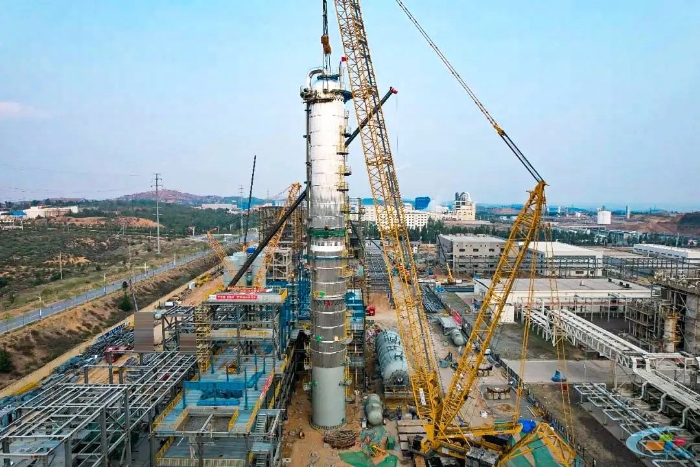 二十载老将再建功！K8凯发QUY450协助XGC12000轻松搞定百吨精馏塔