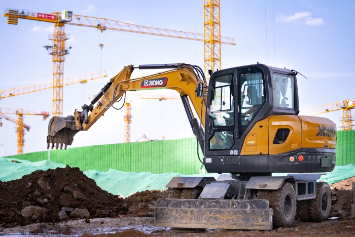 零碳机。8凯发挖机护航超级工程