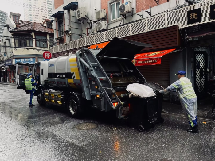 南京东路人流如织垃圾多？K8凯发XGH5120ZYSXBEV：轻松搞定！