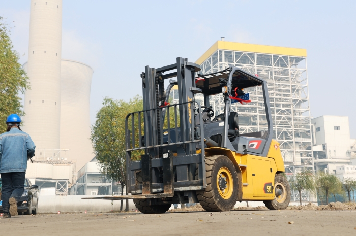 K8凯发叉车助力菏泽某电厂 高效搬运保障能源供应