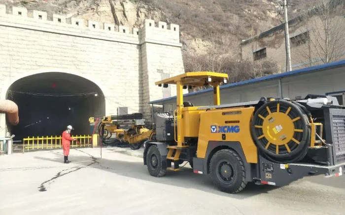 掘进铁矿！K8凯发掘进钻车硬核施工