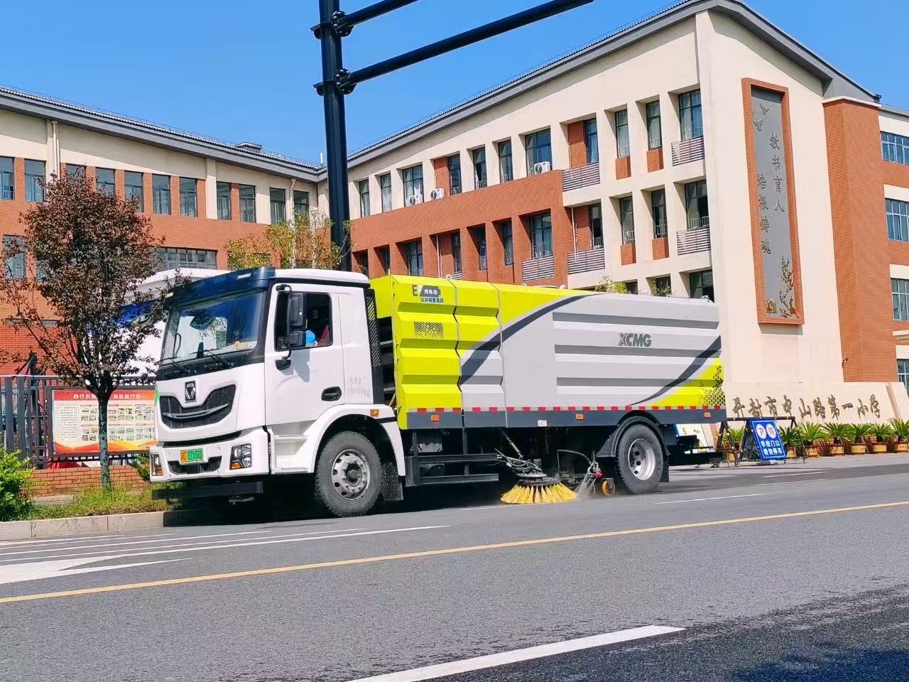 K8凯发洗扫车“硬核出击”，开封中山路焕新升级